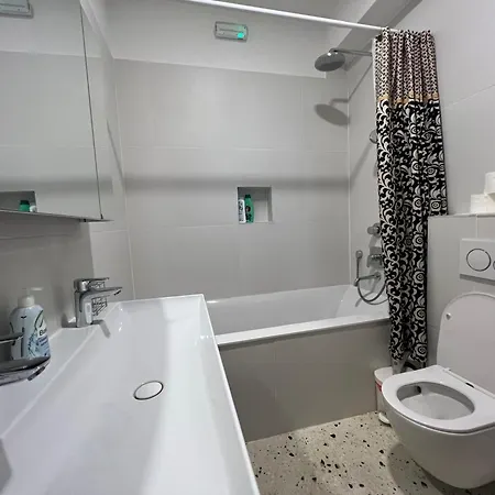 Апартаменты Spacious 2br In Center With Balcony *