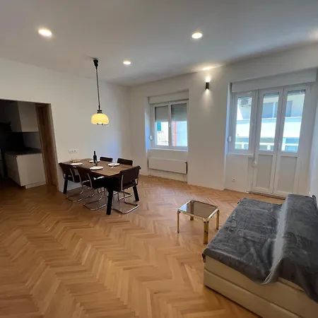 Spacious 2br In Center With Balcony Апартаменты *
