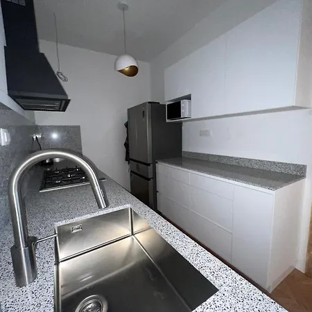 Spacious 2br In Center With Balcony Apartamento