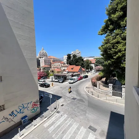 Spacious 2br In Center With Balcony スプリト