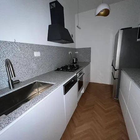 Spacious 2br In Center With Balcony Apartament