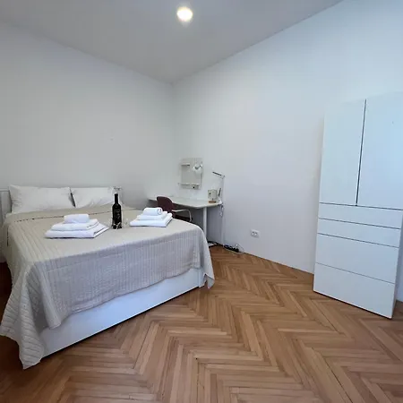 Apartmán Spacious 2br In Center With Balcony Split