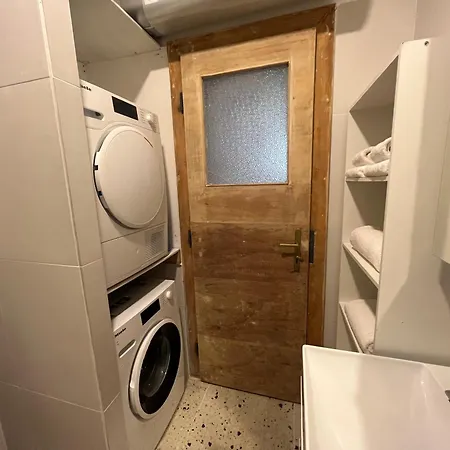 Spacious 2br In Center With Balcony アパート